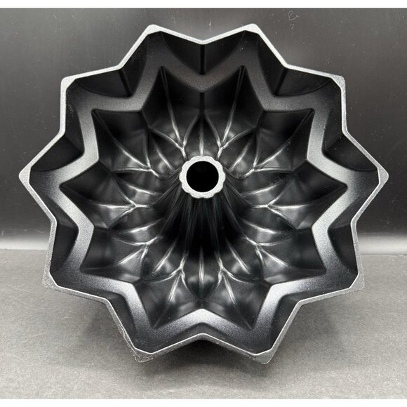 Nordic Ware Star Bundt Pan Mold 10 cup Cast Aluminum Made in USA - Picture 1 of 4